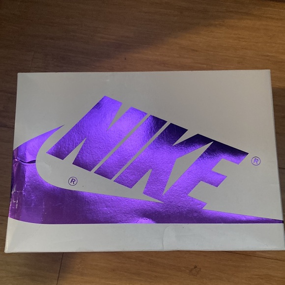 Jordan 1 high metallic purple they have used so some paint is coming off - Picture 8 of 9